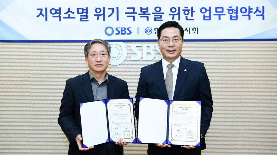 SBS 방문신 사장(왼쪽)과 한국세무사회 구재이 회장